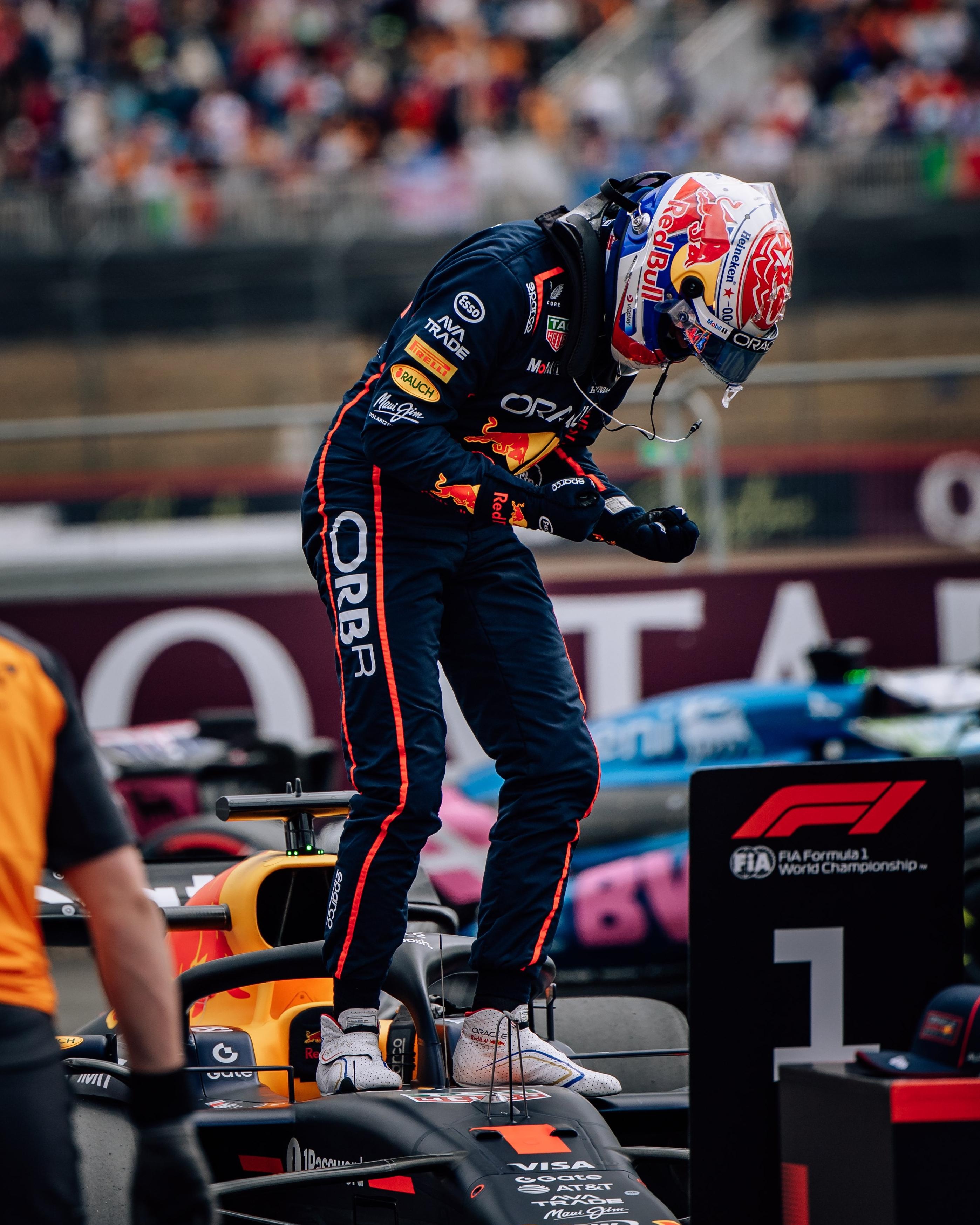 梅赛德斯险胜阿斯顿马丁，维斯塔潘带队取胜