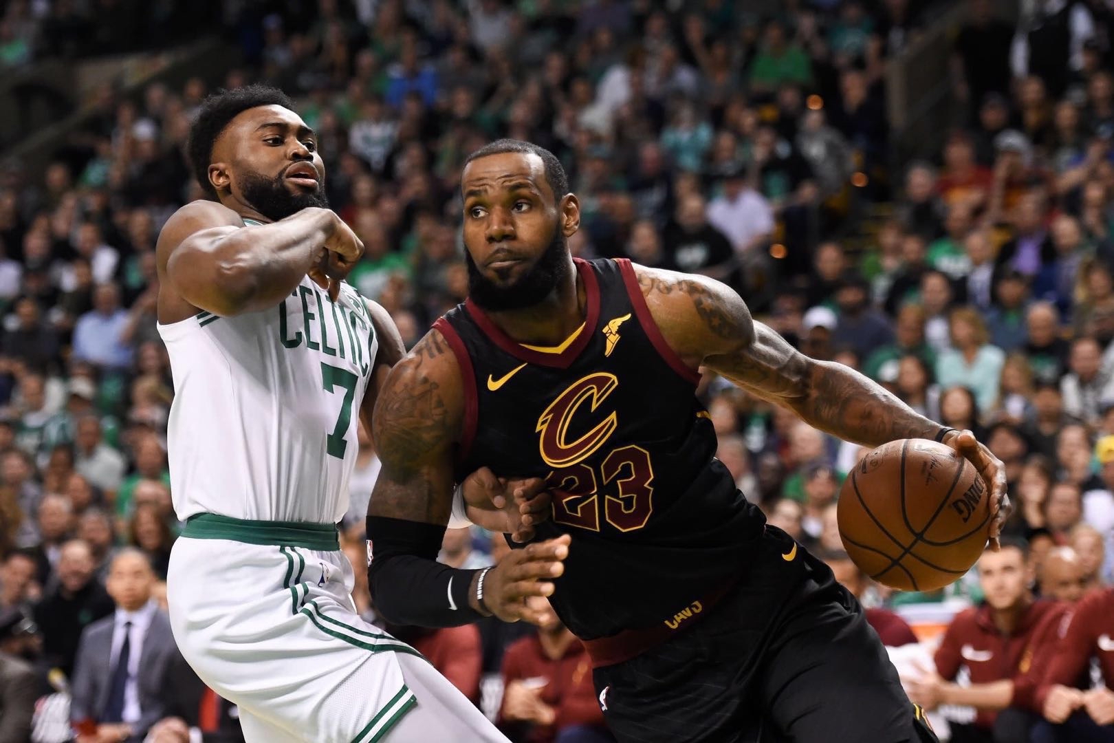 勇士鏖战凯尔特人，德罗赞点燃赛场