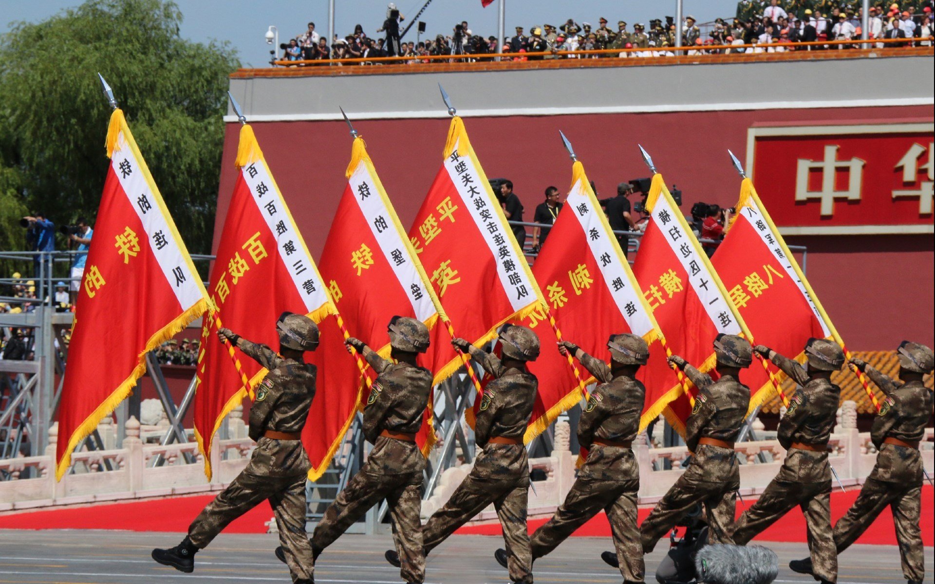 当绿茵巅峰对话篮球突围，欧冠决赛与鹈鹕雄鹿关键战的唯一性交响