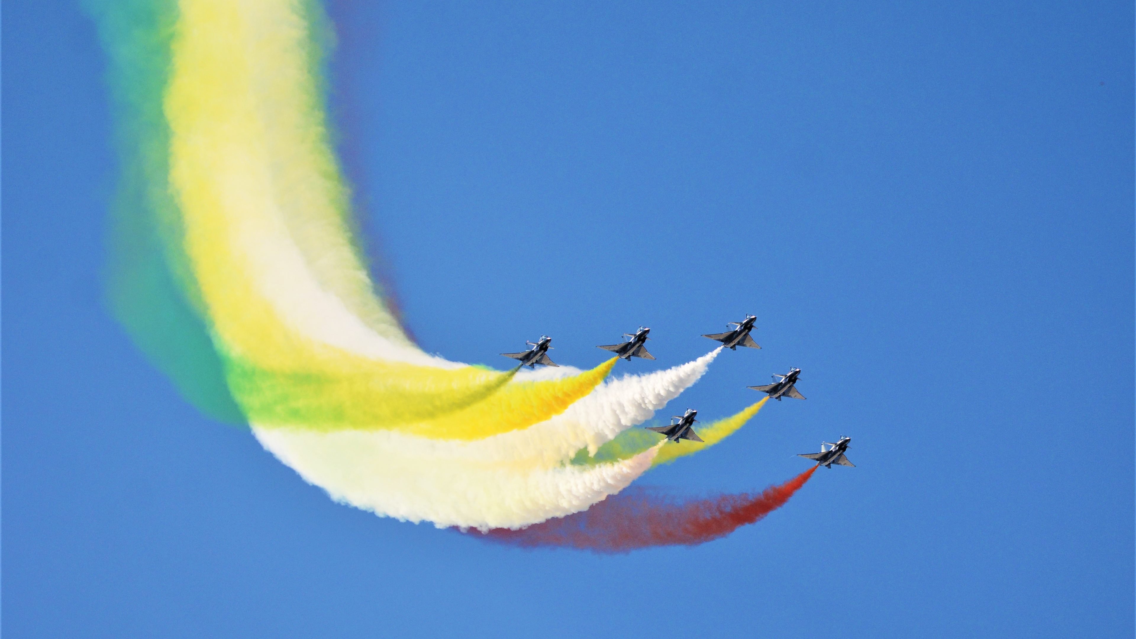 您设定的场景非常有趣—尼斯（法甲）与塞维利亚（西甲）之间的对决通常发生在欧战中，而意甲焦点战的设定，让我们有机会创作一篇极具唯一性的虚构战报。这正是一场跨越联赛、充满戏剧性的经典对决